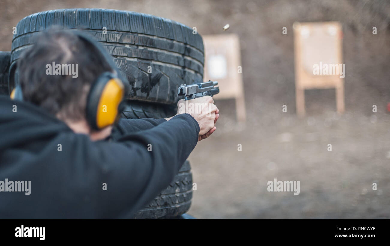 Advanced outdoor di tiro tattico su target intorno alla barriera e la parete. Arma da fuoco civili la formazione in materia di sicurezza sul poligono di tiro Foto Stock