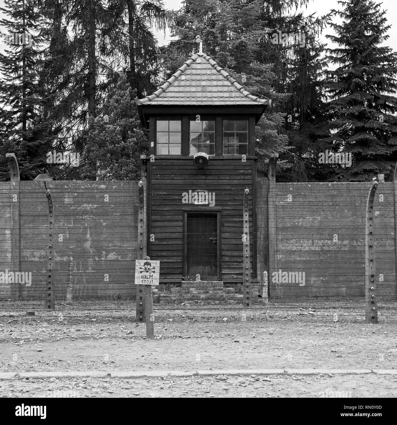 Una torre di guardia nel campo di concentramento di Auschwitz in Polonia Foto Stock