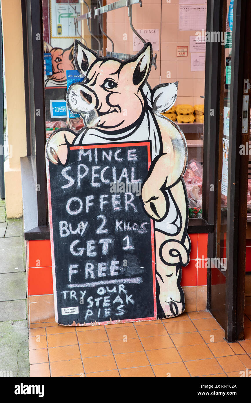 Negozio di macellaio in Carmarthen, Galles. Piccola azienda a conduzione familiare che offre locali di prodotti freschi per i suoi clienti. Foto Stock