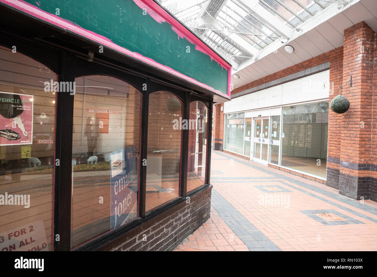 Svuotare i negozi nella città mercato di Carmarthen, South West Wales, Regno Unito. Il british High Streets stanno chiudendo. Foto Stock