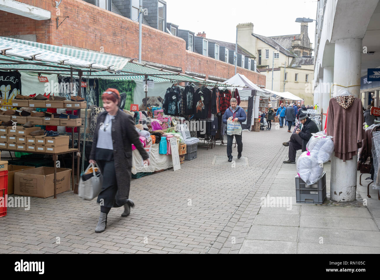 La gente acquista per gli elementi economici presso le bancarelle del mercato attraverso il Regno Unito in cerca di un buon affare su loro gli oggetti della vita quotidiana. Foto Stock