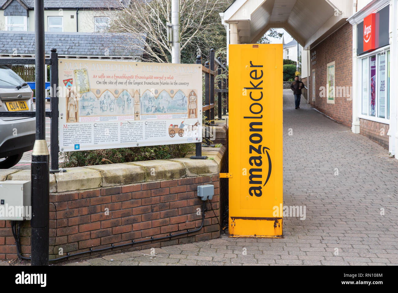 Di colore giallo brillante Amazon armadietto per la raccolta di beni acquistati online in Marlin a piedi, Carmarthen. Foto Stock