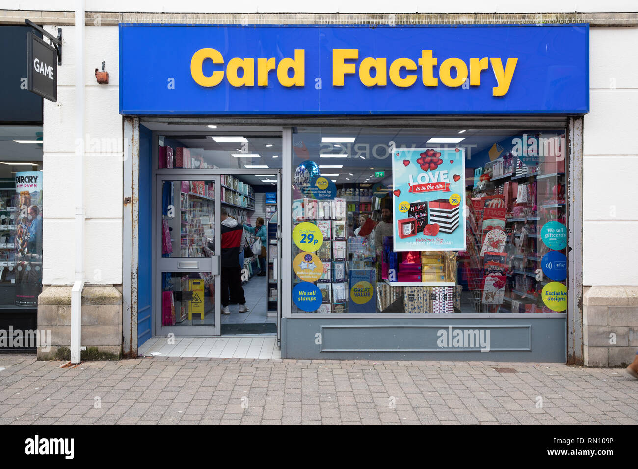 Scheda negozio di fabbrica in Merlin a piedi, Carmarthen, nel Galles del Sud. La vendita di compleanno e biglietti di auguri per il pubblico Foto Stock