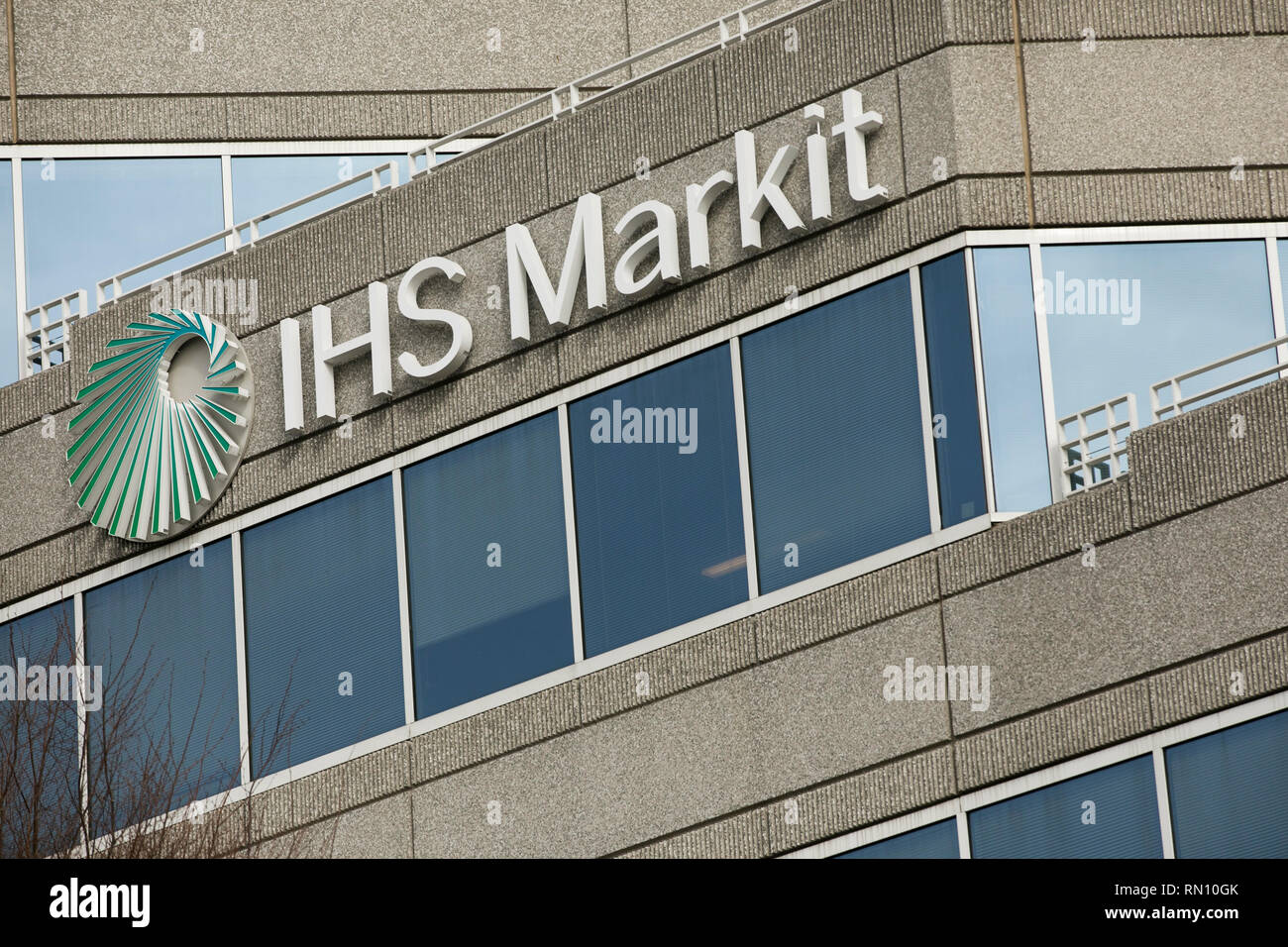 Un segno del logo al di fuori di una struttura occupata da IHS Markit in Gaithersburg, Maryland il 10 febbraio 2019. Foto Stock