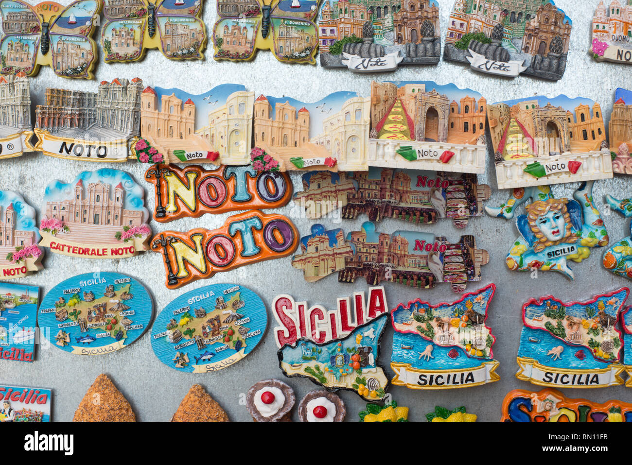 Souvenir vari in rappresentanza di vari prodotti tipici della Sicilia in diverse viste Foto Stock