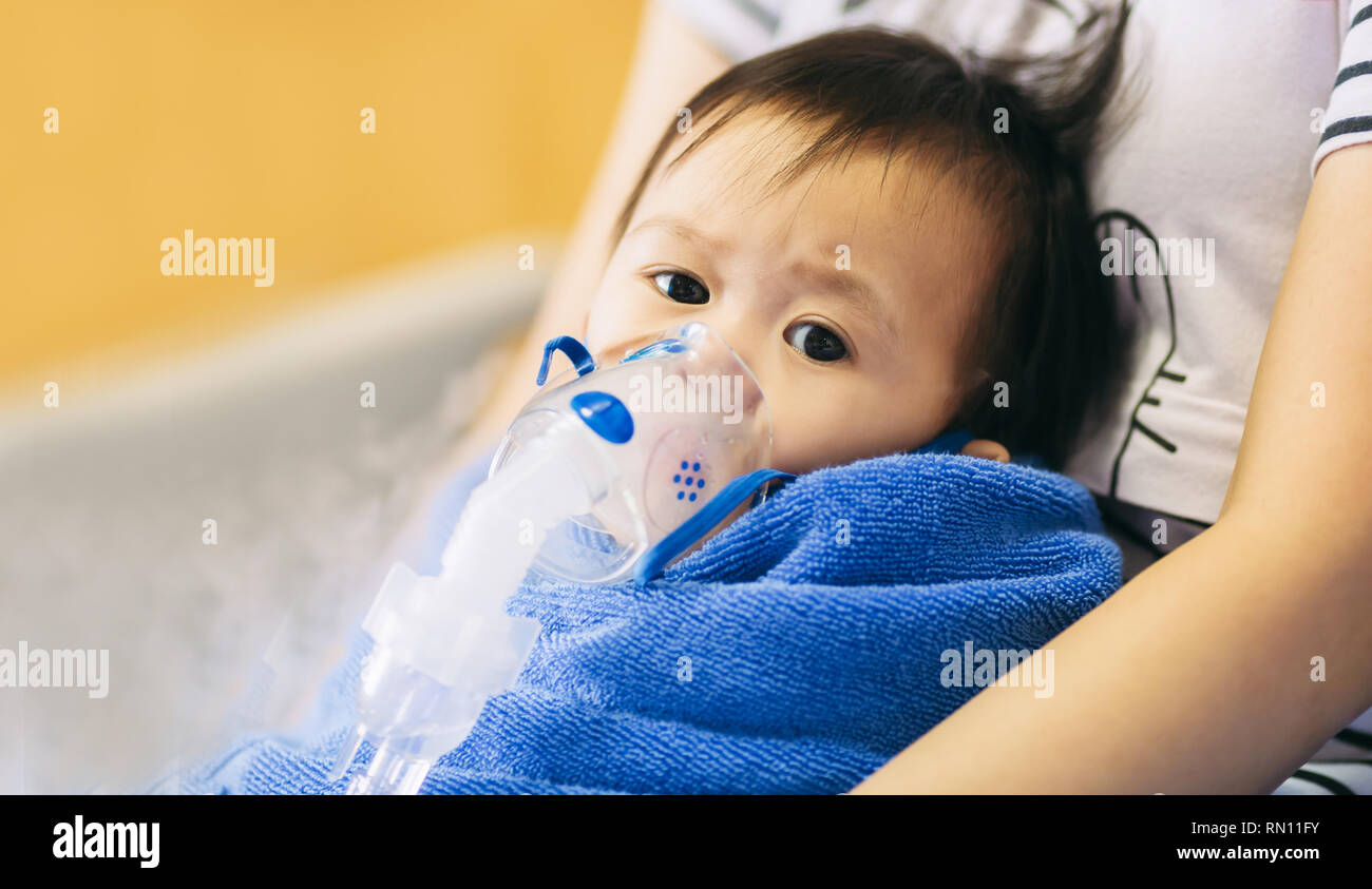 Trattamento medico un bambino che si ammalava per infezione toracica dopo un raffreddore o l'influenza che ha difficoltà a respirare e tosse prolungata.UN sintomo di asma. Foto Stock