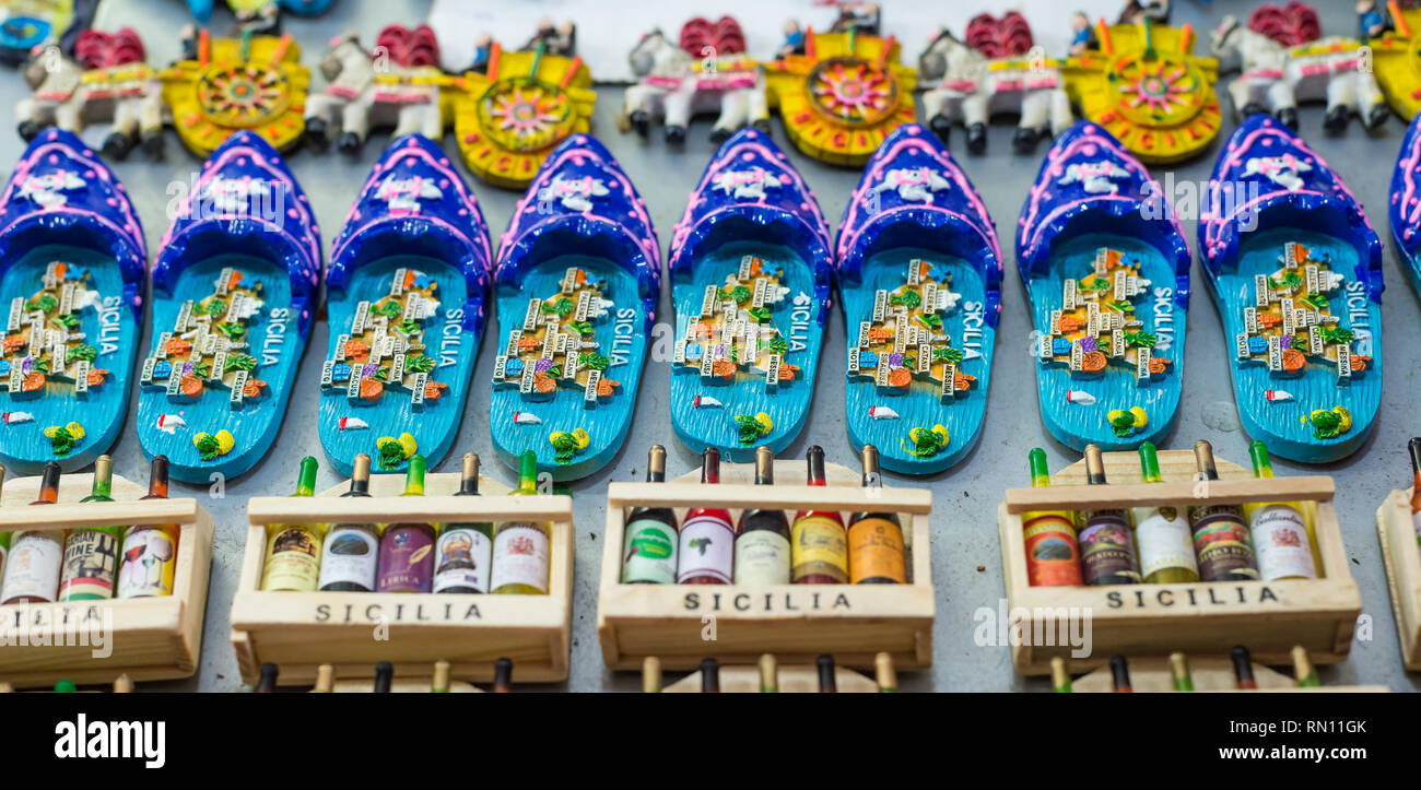 Souvenir vari in rappresentanza di vari prodotti tipici della Sicilia in diverse viste Foto Stock