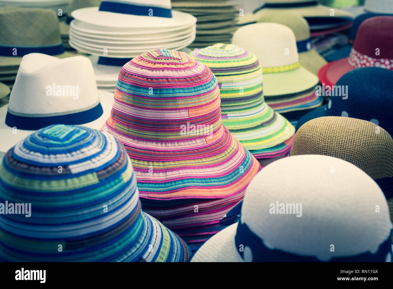 Close-up di differenti cappelli in vendita per gli uomini e per le donne. Visualizzazione orizzontale Foto Stock