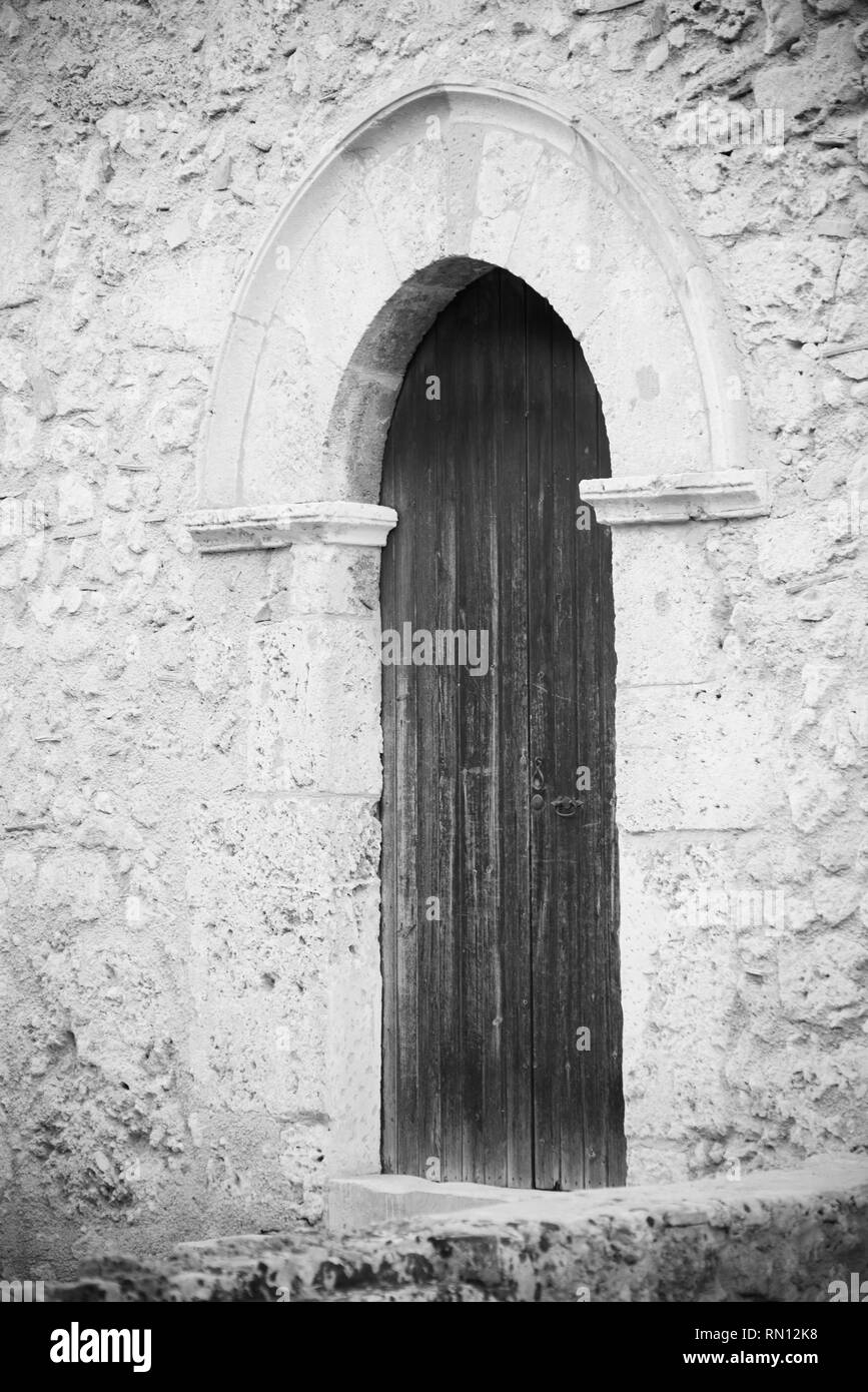Antica entrata di un piccolo castello risalente al III secolo A.C. . Vista Verticalal. Foto Stock