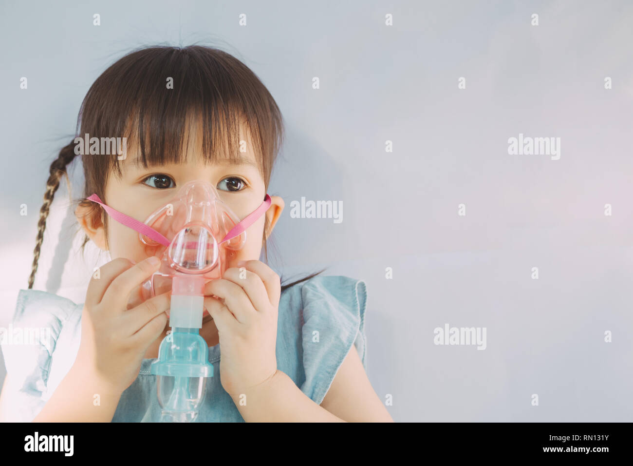 Bambino che si è ammalato da un'infezione toracica dopo un raffreddore o l'influenza che ha difficoltà a respirare e tosse prolungata.UN sintomo di asma o polmonite. Foto Stock