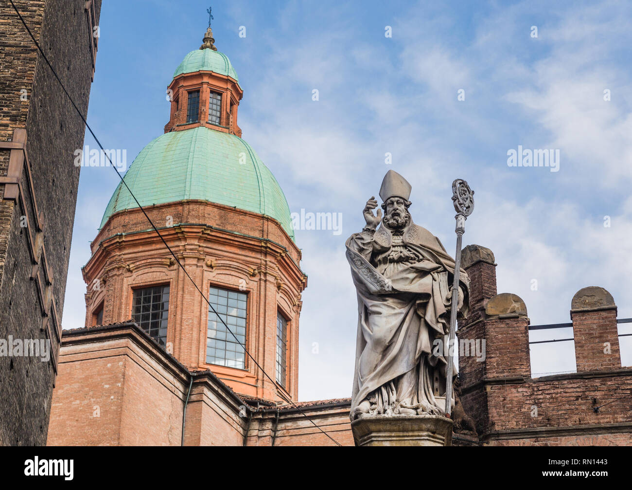 Statua del vescovo San Petronio e Chiesa Santi Bartolomeo e Gaetano a Bologna, Italia Foto Stock
