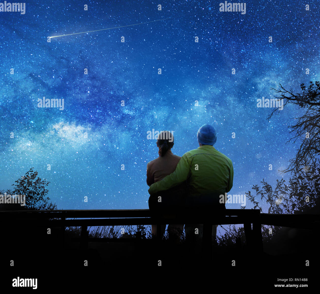Giovane guardando le stelle nel cielo notturno Foto Stock