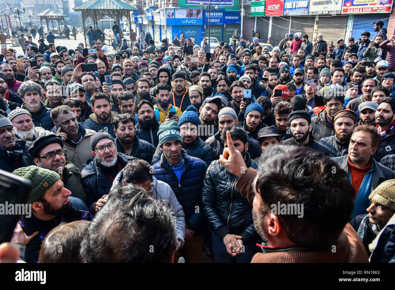 I membri della Associazione commercianti sono visti gridando pro-libertà di slogan durante la protesta a Srinagar, Indiano Kashmir amministrato. La protesta scoppiata nel mezzo di un arresto spontaneo a Srinagar contro gli attacchi su Kashmiris nel Jammu e in altre parti del paese. La violenza è stata testimone in Jammu city il venerdì in cui quasi 30 veicoli appartenenti ad una comunità particolare sono stati ridotti in cenere mentre più di 50 veicoli sono stati danneggiati durante un arresto contro l'attacco militante in Kashmir uccidendo 49 troopers. Foto Stock