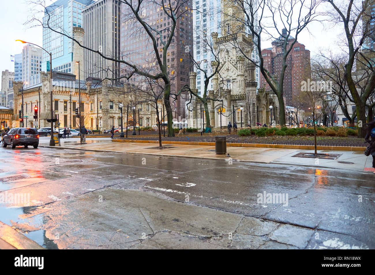 CHICAGO, IL - circa marzo, 2016: Michigan Avenue al crepuscolo. Michigan Avenue è un grande nord-sud Street in Chicago. Foto Stock
