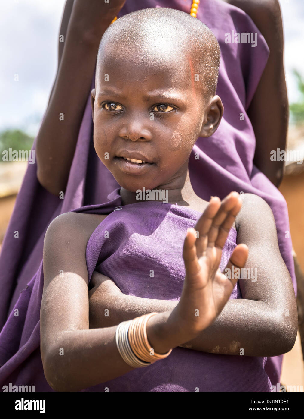 Villaggio dei masai, KENYA - 11 ottobre 2018: Unindentified bambino africano indossando abiti tradizionali in tribù Masai, Kenya Foto Stock