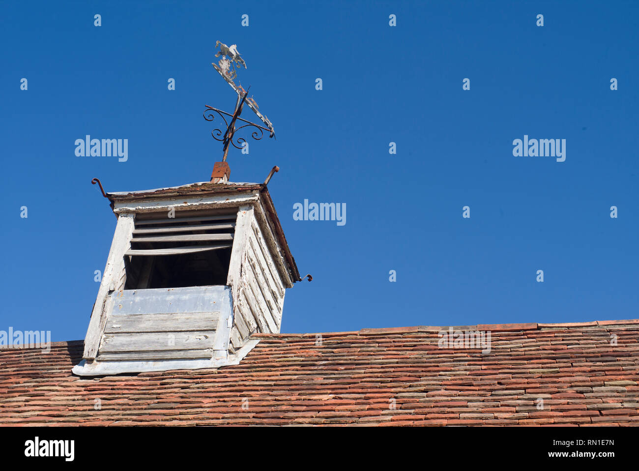 Vecchio tetto louvre su un piolo di kent piastrellato sul tetto del granaio Foto Stock