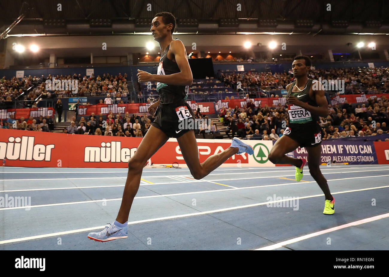 La etiope Yomif Kejelcha (sinistra) e Samuel Tefera durante gli uomini dei 1500 metri di gara durante la Muller Indoor Grand Prix a Arena di Birmingham. Foto Stock