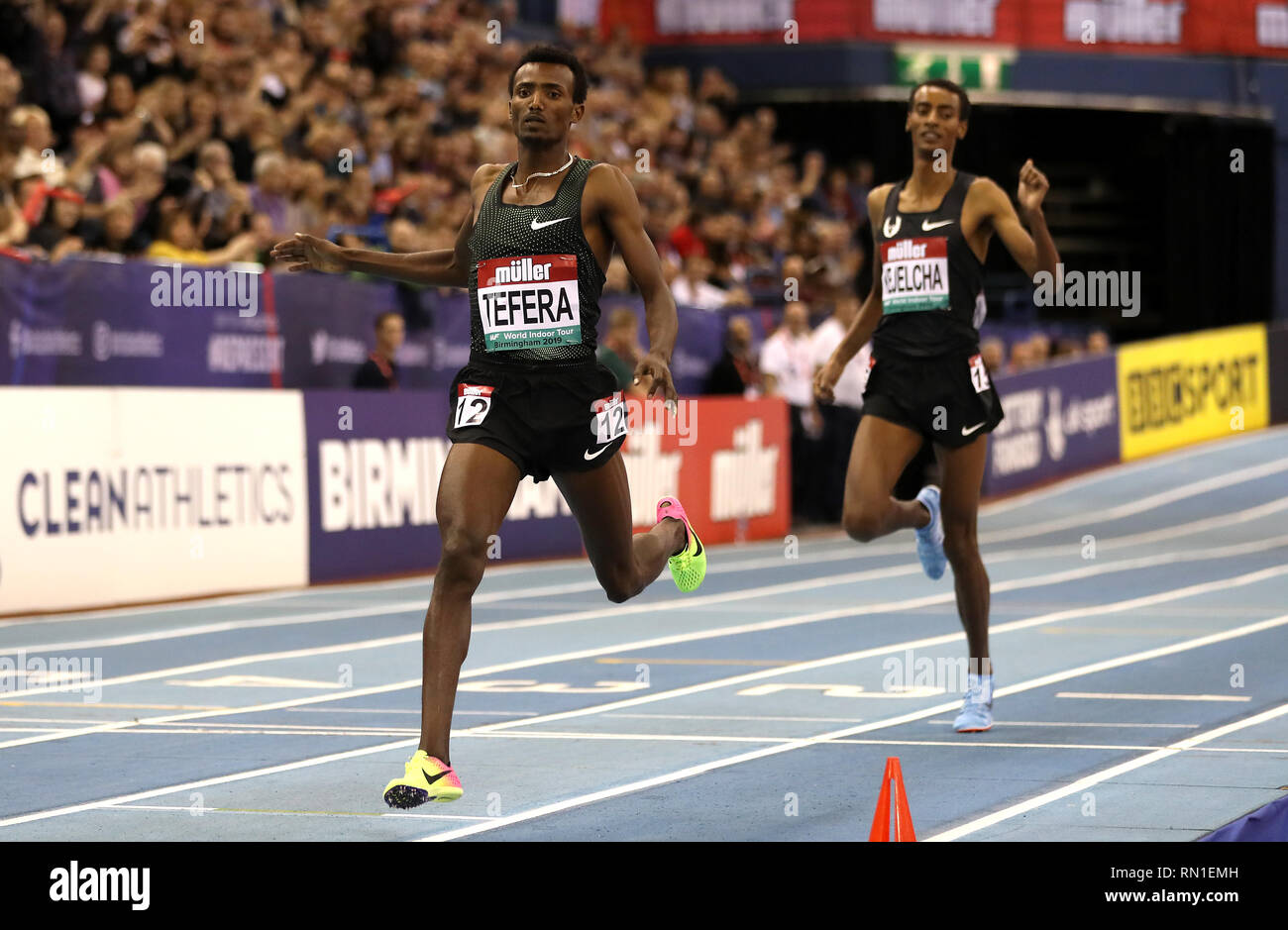 Etiopia di Samuel Tefera (sinistra) vince l'uomo 1500 metri di gara durante la Muller Indoor Grand Prix a Arena di Birmingham. Foto Stock