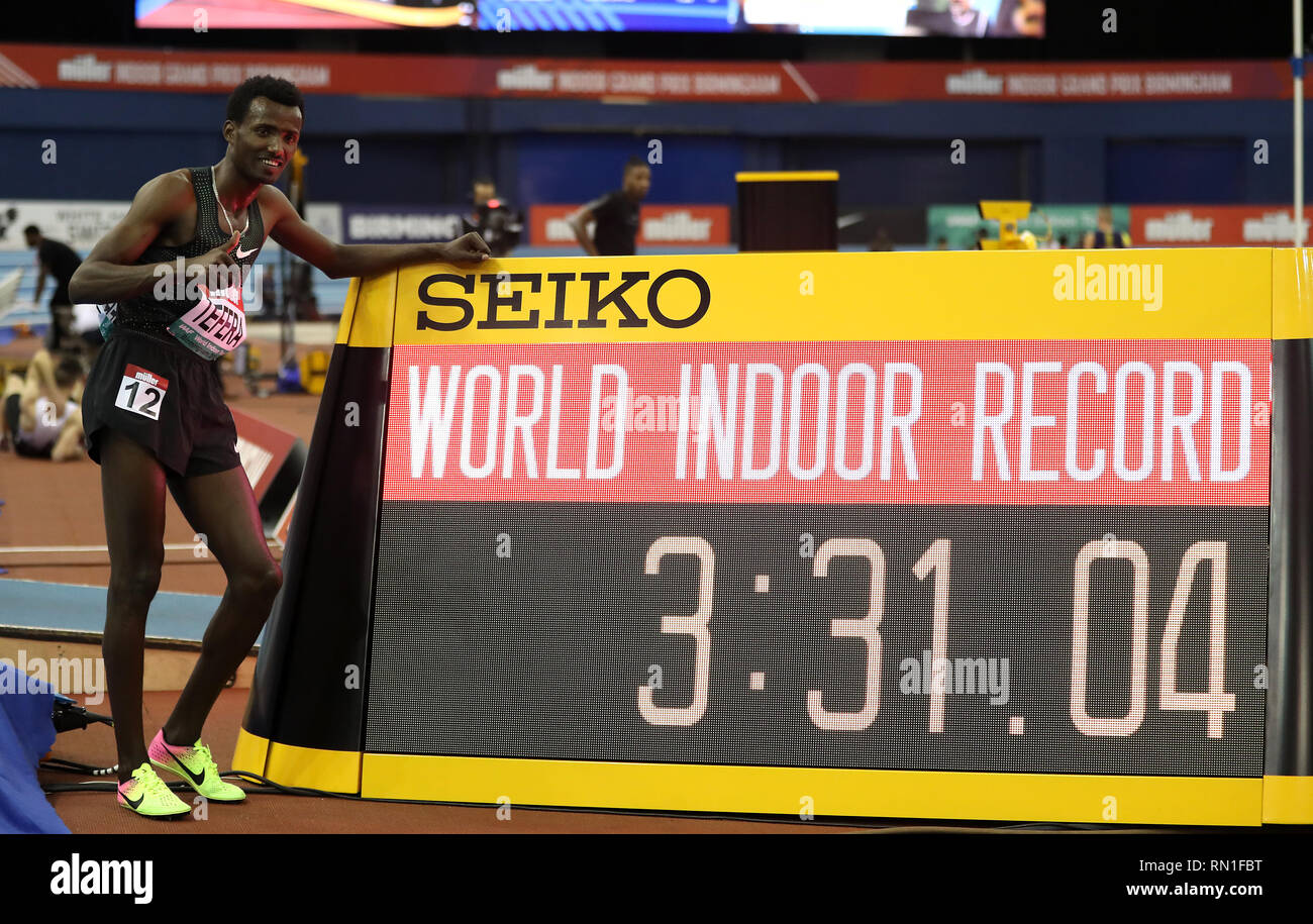 Etiopia di Samuel Tefera celebra come ottenere i Mondiali indoor Record durante l'uomo 1500 metri di gara durante la Muller Indoor Grand Prix a Arena di Birmingham. Foto Stock