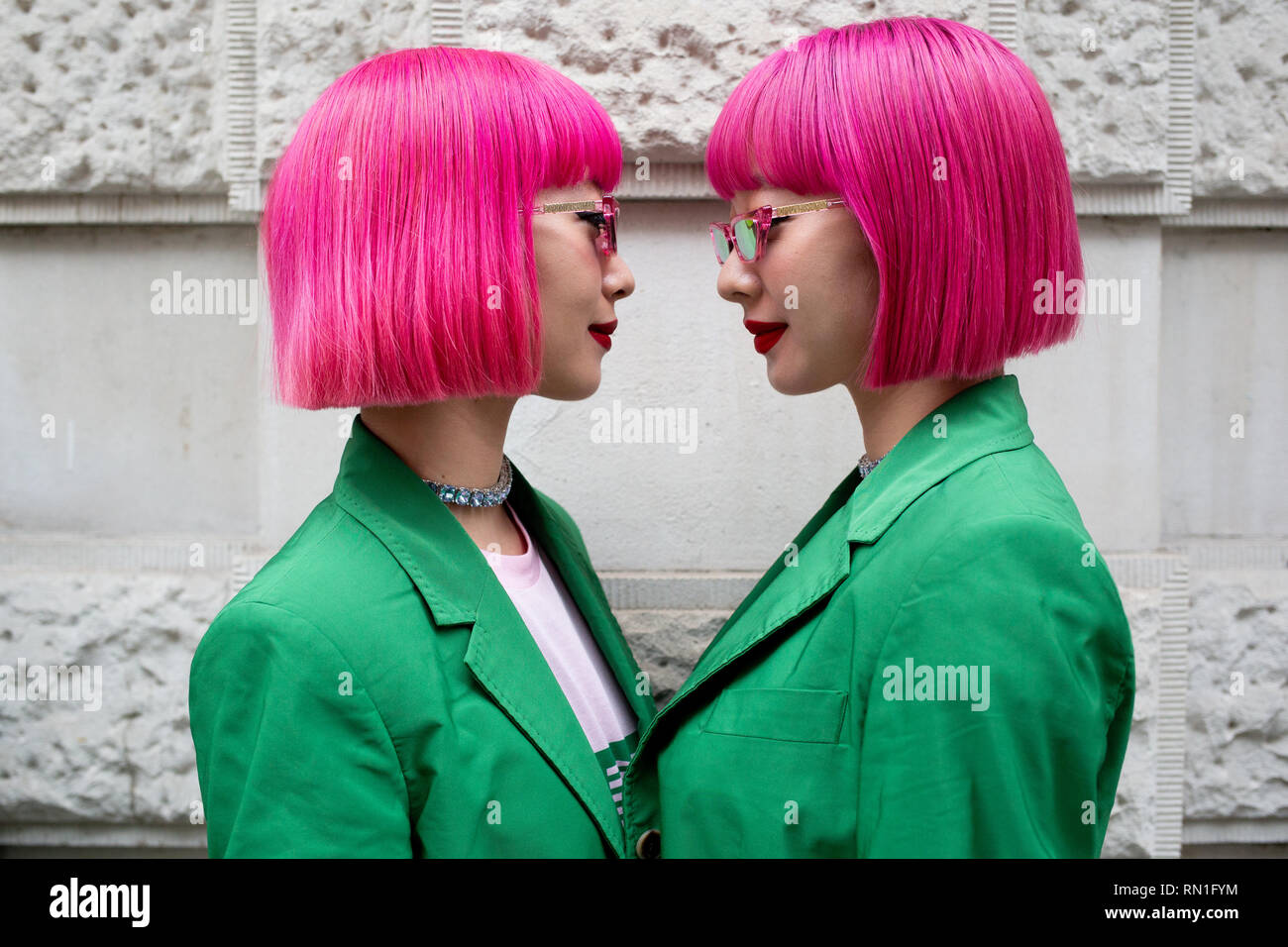 Gemelli Ami e Aya da Tokyo nella foto durante l'Autunno/Inverno 2019 London Fashion Week al di fuori di Christie's, Londra. Foto Stock