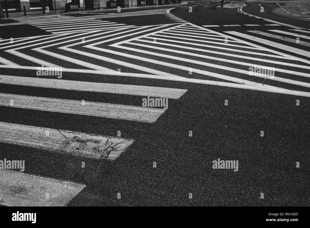 Linee astratte di attraversamento pedonale, in bianco e nero Foto Stock