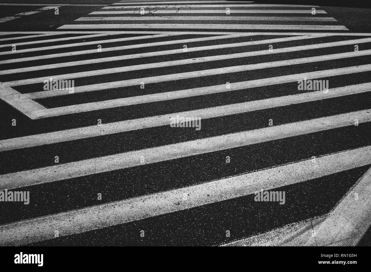 Linee astratte di attraversamento pedonale, in bianco e nero Foto Stock