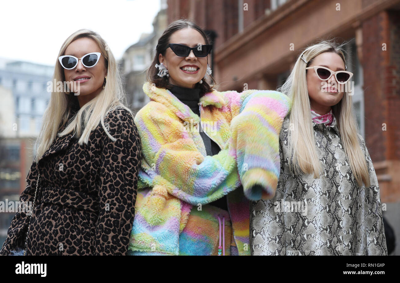 Fashion blogger e Olivia Alice (destra e sinistra) e Natalia Homolova (centro) usura stampa animale e rainbow coord da Jaded Londra durante l'Autunno/Inverno 2019 London Fashion Week al di fuori dei framassoni' Hall di Londra. Foto Stock