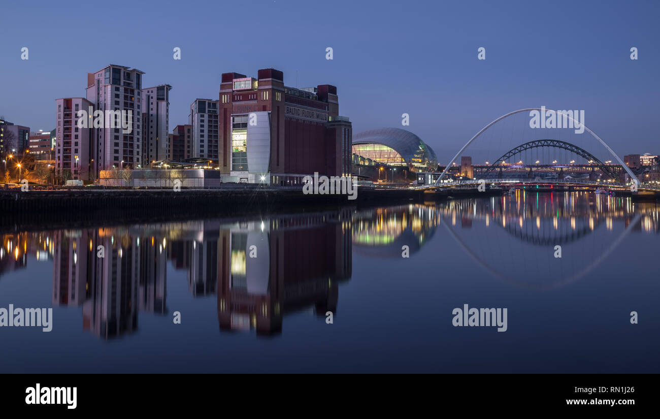 E Gateshead Newcastle Quayside, Inghilterra, Regno Unito. Foto Stock
