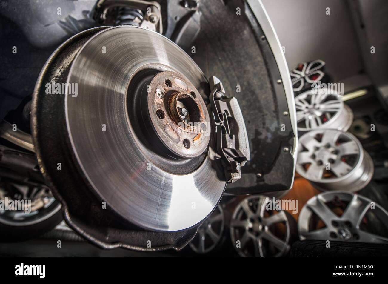 Freno danneggiata la sostituzione del disco. Veicolo moderno in Auto Service. Foto Stock