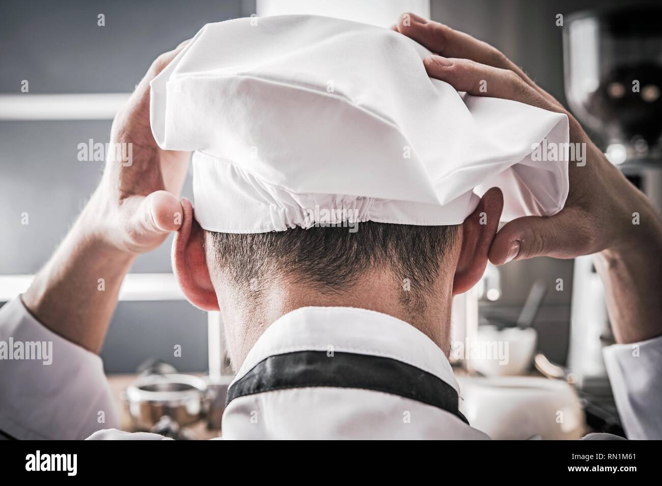 Premuto Caucasica Chef di cucina. La cottura è andato storto la preparazione del cibo e il concetto di industria. Toque Blanche. Foto Stock