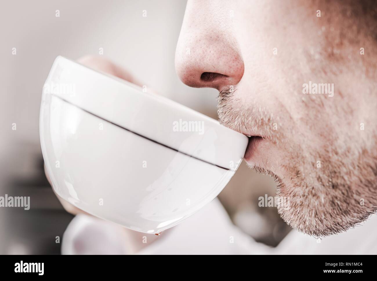 Uomini caucasici nella sua 30s a bere caffè fresco. Primo Piano Foto Stock