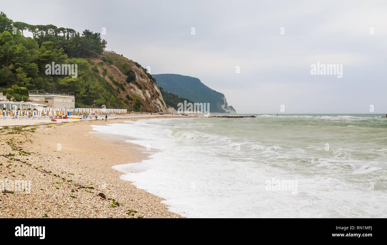 Spiaggia di Numana nella riviera del Conero, Marche, Italia Foto Stock