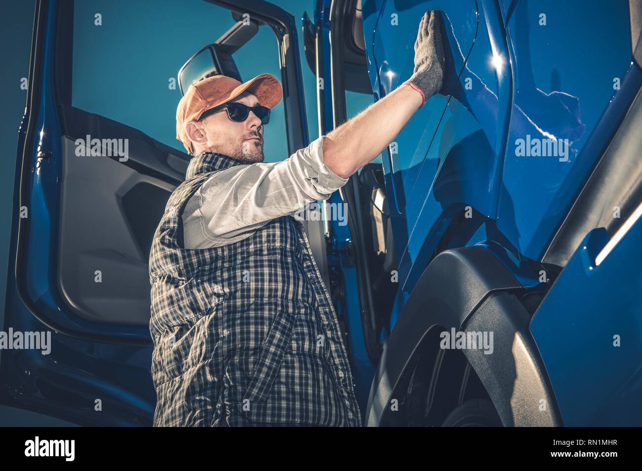 Caucasian Trucker preparando per la strada. Camionista professione. Foto Stock