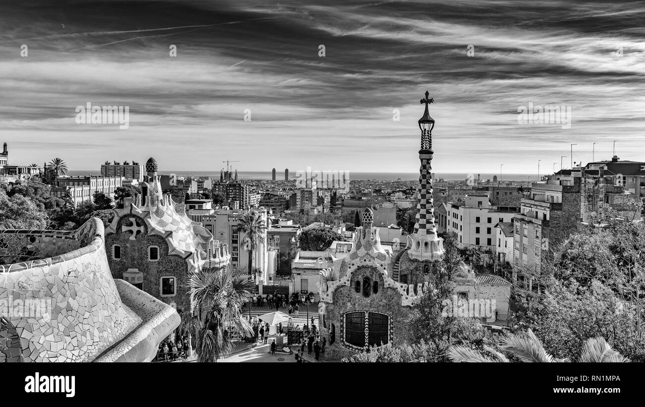 Lo skyline di Barcellona dal Parc Guell, Antoni Gaudi famosa vista guardando verso il basso in tutta Barcellona per il mare e la spiaggia. Catturare l'essenza di Barcellona Foto Stock
