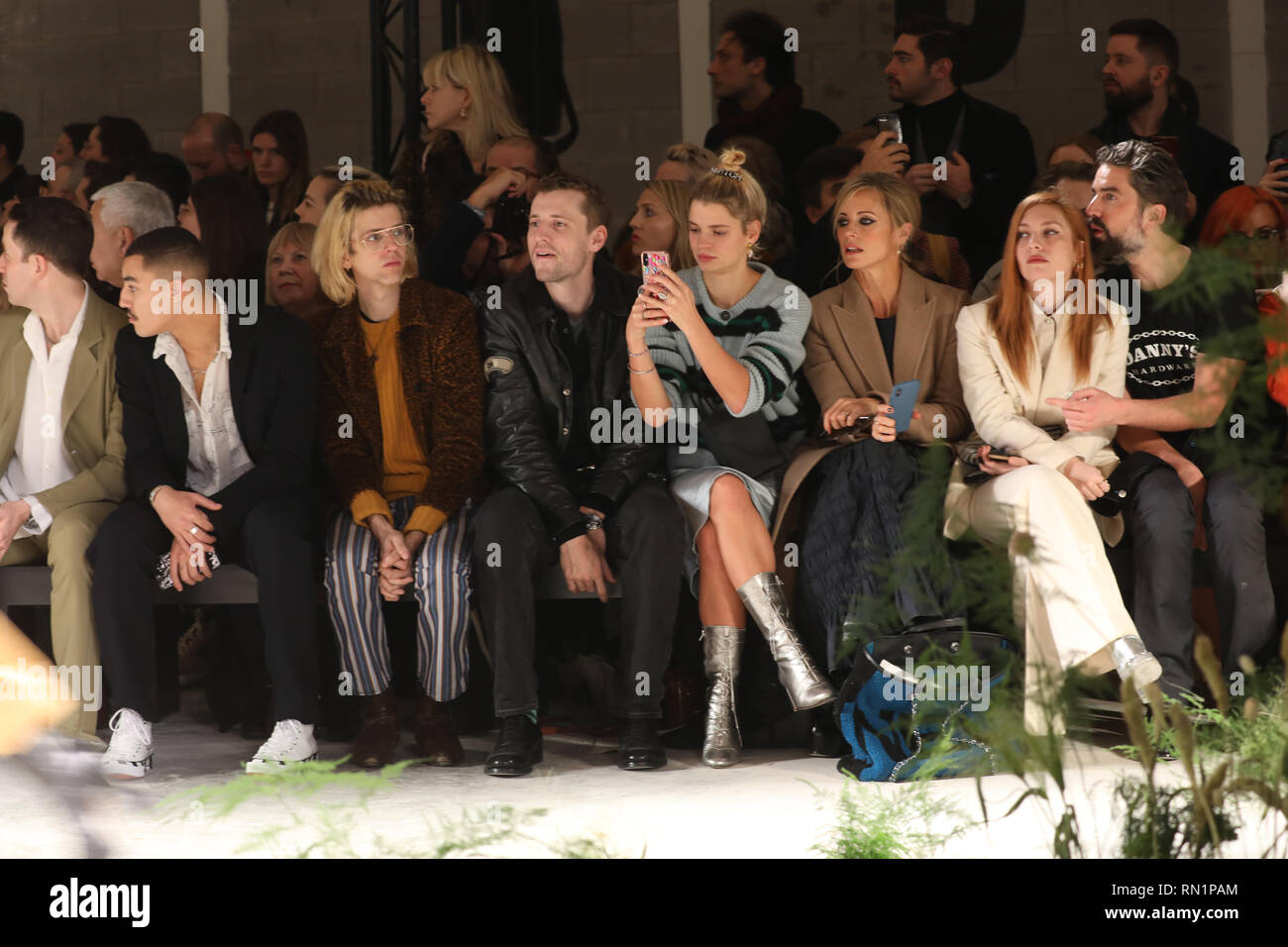 (Da destra a sinistra) di Josephine de La Baume, Pixie Geldof e Laura Bailey guardare la passerella durante il Alexa Chung Autunno/Inverno 2019 London Fashion Week show alla Universal Pictures, King Cross a Londra. Foto Stock