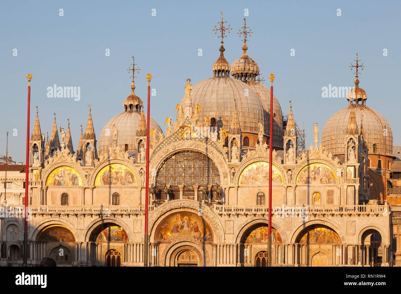 Basilica di San Marco al tramonto, Venezia, Veneto, Italia con una luce dorata e messa a fuoco per la metà superiore della cattedrale con i mosaici e le cupole Foto Stock