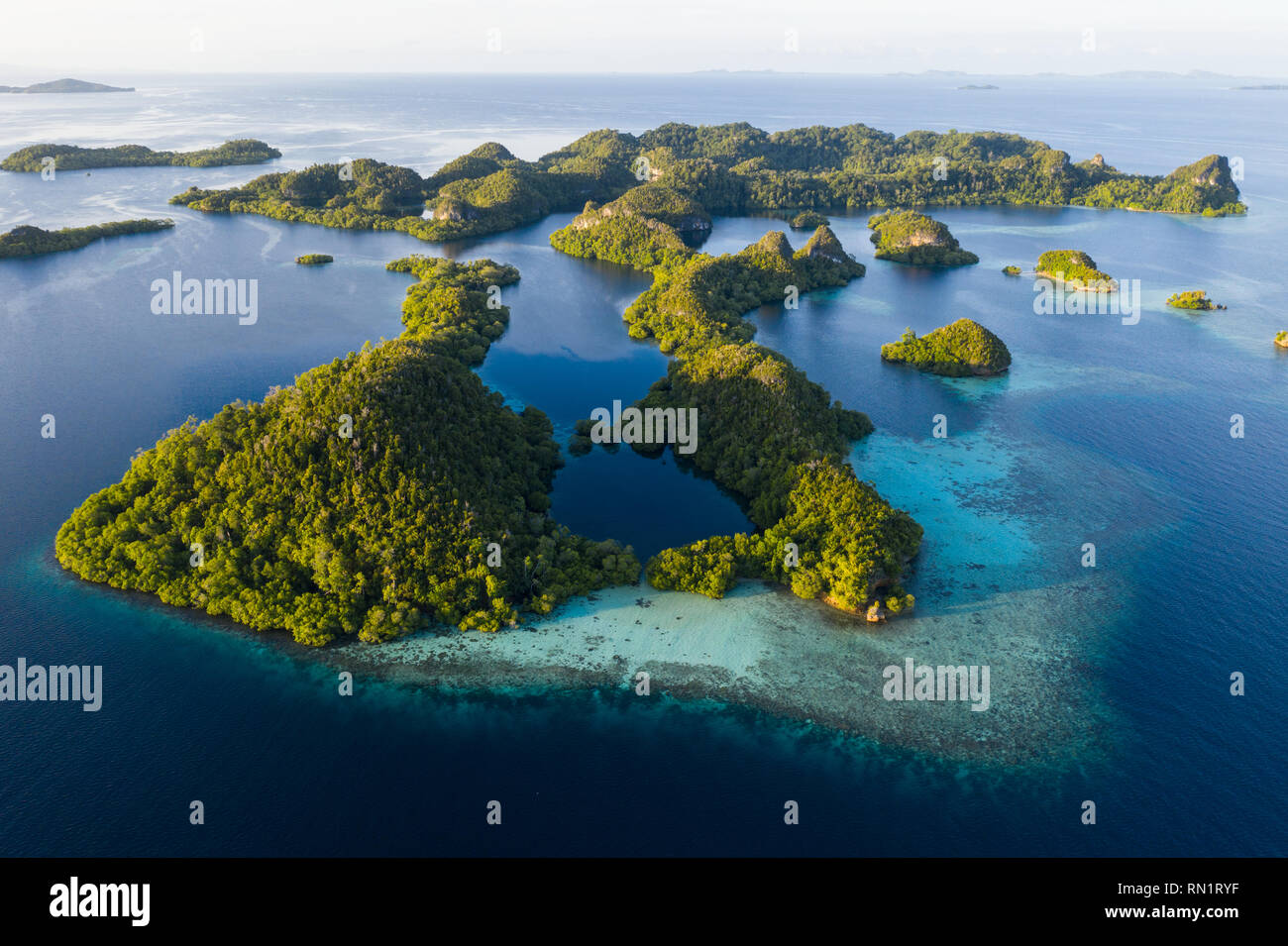 Una veduta aerea di isole Raja Ampat. Questa area è il cuore della biodiversità marina ed è una destinazione popolare per i subacquei e gli amanti dello snorkelling. Foto Stock