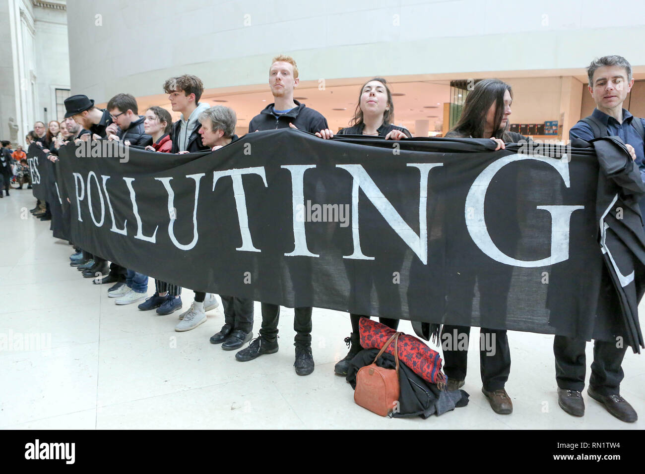 Il British Museum di Londra, Regno Unito. Xvi Feb, 2019. La protesta contro la BP sponsorizzato Assiria mostra, che comprende molti elementi di antica Iraq. I manifestanti sono in aumento di pressione per riportare tali oggetti ai loro legittimi proprietari. Penelope Barritt/Alamy Live News Credito: Penelope Barritt/Alamy Live News Foto Stock