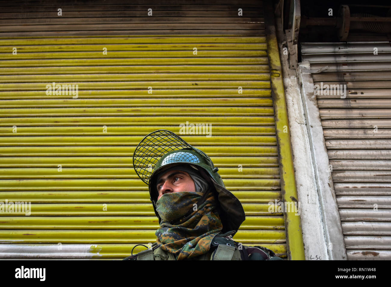 La questione del Kashmir, India. Febbraio 16, 2019 un soldato di paramilitari visto mantenendo la veglia durante l'arresto in Srinagar, Indiano Kashmir amministrato.proteste scoppiata nel mezzo di un arresto spontaneo a Srinagar contro gli attacchi su Kashmiris nel Jammu e in altre parti del paese. La violenza è stata testimone in Jammu city il venerdì in cui quasi 30 veicoli appartenenti ad una comunità particolare sono stati ridotti in cenere mentre più di 50 veicoli sono stati danneggiati durante un arresto contro l'attacco militante in Kashmir uccidendo 49 troopers. Credito: Saqib Majeed SOPA/images/ZUMA filo/Alamy L Credito: ZUMA Press, Inc. Foto Stock