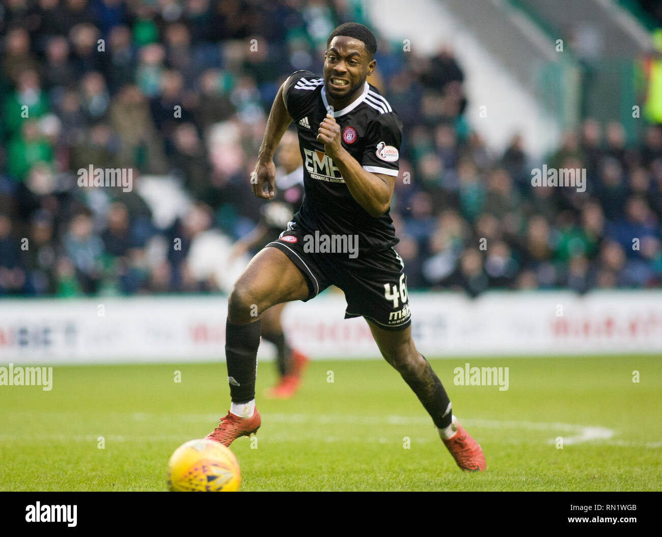 Easter Road, Edimburgo, Regno Unito. Il 16 febbraio 2019. Il calcio. Ladbrokes Premiership league fixture tra Hibernian e Hamilton; Lennard Sowah di Hamilton Credito: Scottish Borders Media/Alamy Live News solo uso editoriale, è richiesta una licenza per uso commerciale. Nessun uso in scommesse, giochi o un singolo giocatore/club/league pubblicazioni". Foto Stock