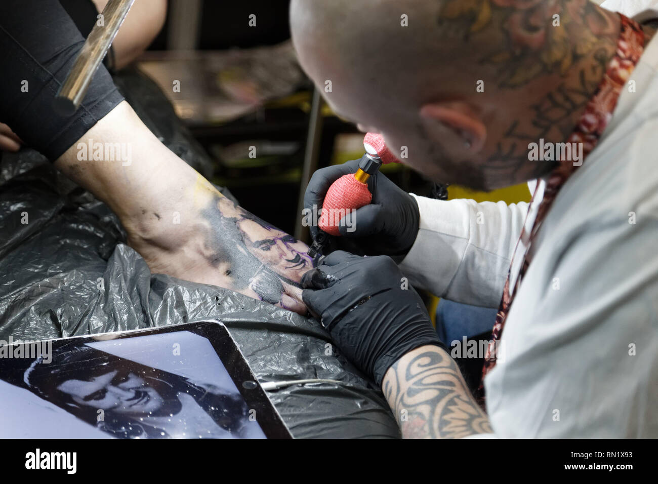 Parigi, Francia. 15 Feb, 2019. Tattoo Artist, Shooby durante la nona edizione del Mondial du Tatouage (il mondo del tatuaggio) il 15 febbraio 2019 presso la Grande Halle de la Villette di Parigi, Francia. Credito: Bernard Menigault/Alamy Live News Foto Stock