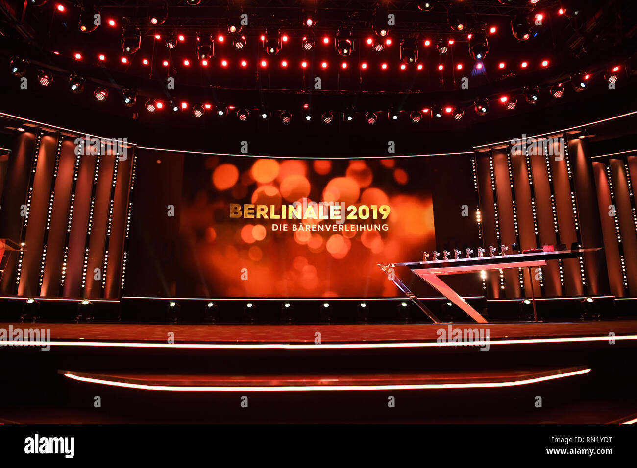 Berlino, Germania. Xvi Feb, 2019. 69Berlinale: chiusura e assegnazione degli orsi nel Berlinale Palast: la hall della Berlinale Palast prima della cerimonia di premiazione. Credito: Ralf Hirschberger/dpa/Alamy Live News Foto Stock