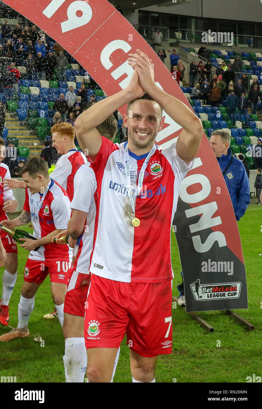 Windsor Park, Belfast, Irlanda del Nord. Il 16 febbraio 2019. BetMcLean finale di League Cup - Linfield (rosso/bianco) v Ballymena Regno (azzurro). Azione da questa sera finale. Andrew Waterworth celebra. Credit:David Hunter/Alamy Live News. Foto Stock