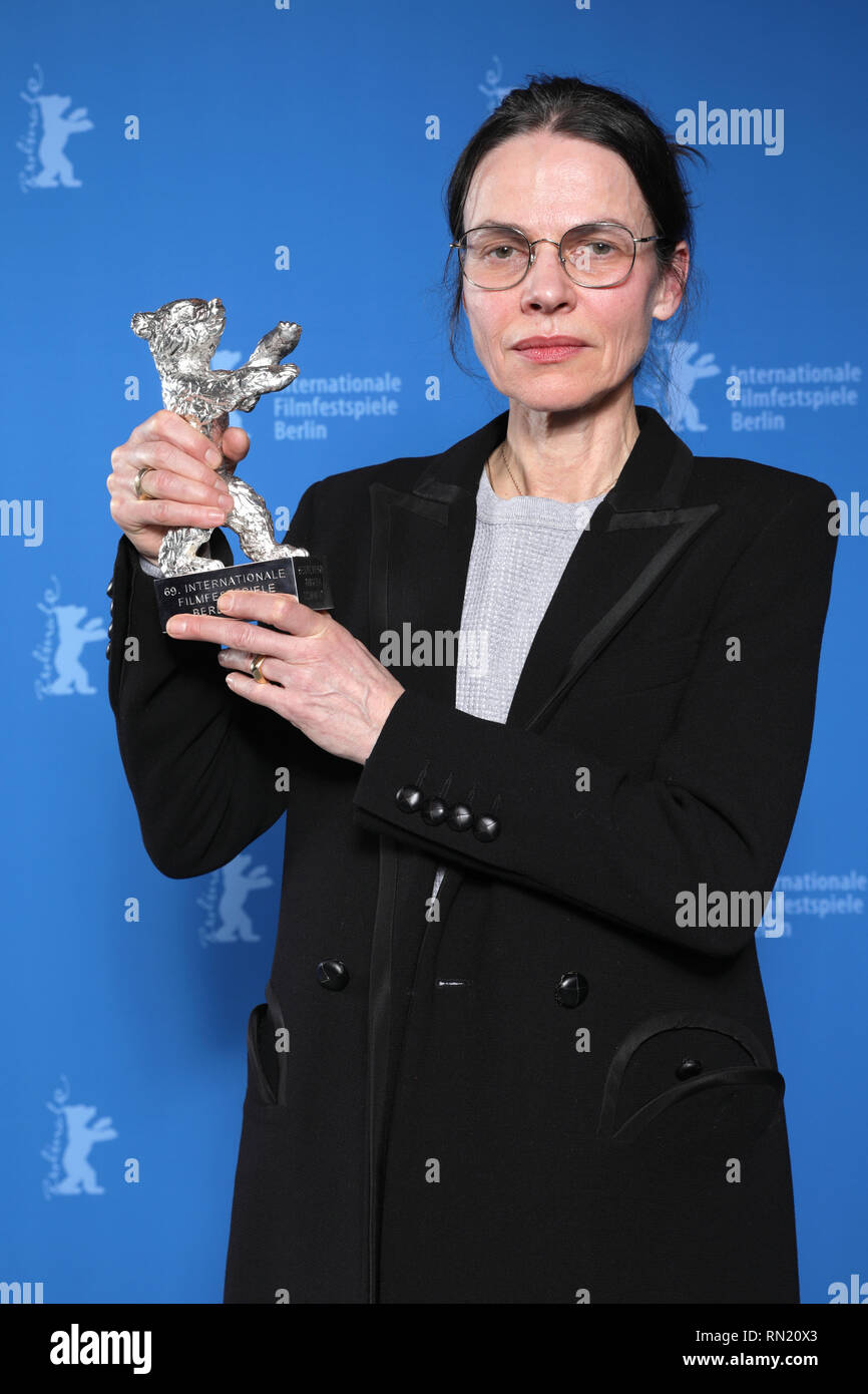 Berlino, Germania. Xvi Feb, 2019. 69Berlinale - l'Orso d'argento per la Migliore Regia va ad Angela Schanelec per il film "Ero a casa, ma (ero a casa ma)". Credito: Christoph Soeder/dpa/Alamy Live News Foto Stock