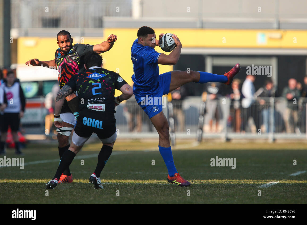 Viadana, Italia. Xvi di febbraio , 2019. Leinster è ala Adam Byrne prende il kick off nella partita contro le zebre nel Guinness PRO14 2018 2019©Massimiliano Carnabuci/Alamy Live news Foto Stock