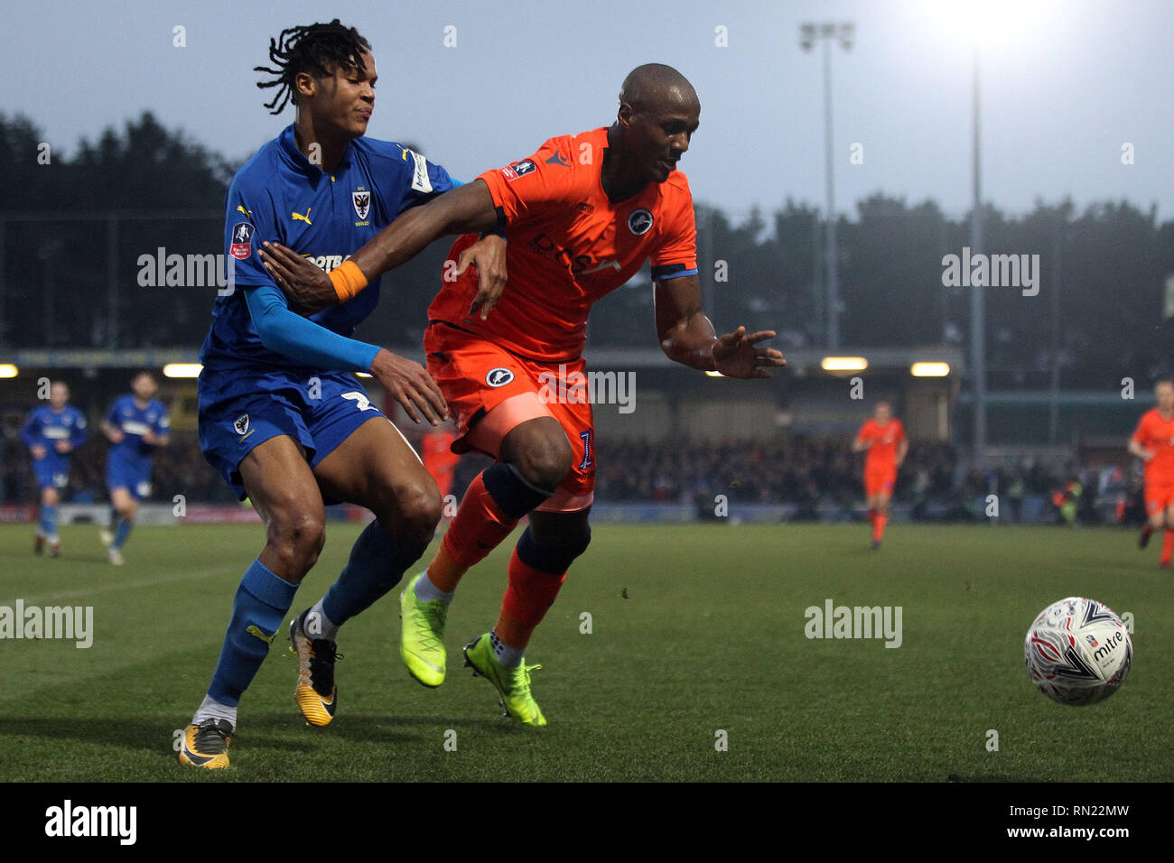 Tom Elliott di Millwall (R) fends off Toby Sibbick di AFC Wimbledon (L). La Emirates FA Cup , 5° round match, AFC Wimbledon v Millwall al Cherry Red Records Stadium di Kingston upon Thames, Surrey sabato 16 febbraio 2019. Questa immagine può essere utilizzata solo per scopi editoriali. Solo uso editoriale, è richiesta una licenza per uso commerciale. Nessun uso in scommesse, giochi o un singolo giocatore/club/league pubblicazioni. pic da Steffan Bowen/Andrew Orchard fotografia sportiva/Alamy Live news Foto Stock