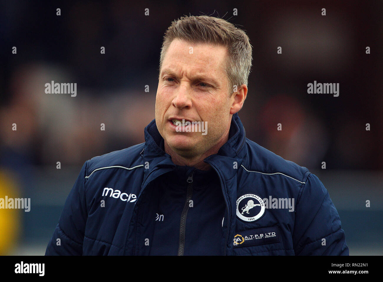 Millwall Manager Neil Harris guarda a. La Emirates FA Cup , 5° round match, AFC Wimbledon v Millwall al Cherry Red Records Stadium di Kingston upon Thames, Surrey sabato 16 febbraio 2019. Questa immagine può essere utilizzata solo per scopi editoriali. Solo uso editoriale, è richiesta una licenza per uso commerciale. Nessun uso in scommesse, giochi o un singolo giocatore/club/league pubblicazioni. pic da Steffan Bowen/Andrew Orchard fotografia sportiva/Alamy Live news Foto Stock