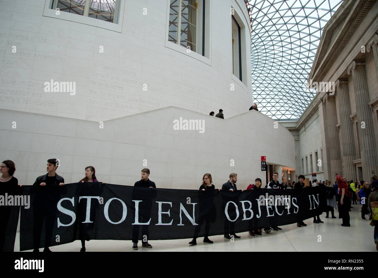 British Museum di Londra il 16 febbraio 2019. Oltre 300 persone in scena un creative acquisizione della grande corte che protestavano a BP la sponsorizzazione della corrente grande mostra "sto Ashurbanipal' che dispone di artefatti che sono stati rimossi dal presente giorno Iraq durante l'Impero Ottomano. BP esercitato pressioni presso il governo del Regno Unito per accedere all Iraq le riserve di petrolio prima del 2003 Guerra in Iraq. Foto Stock