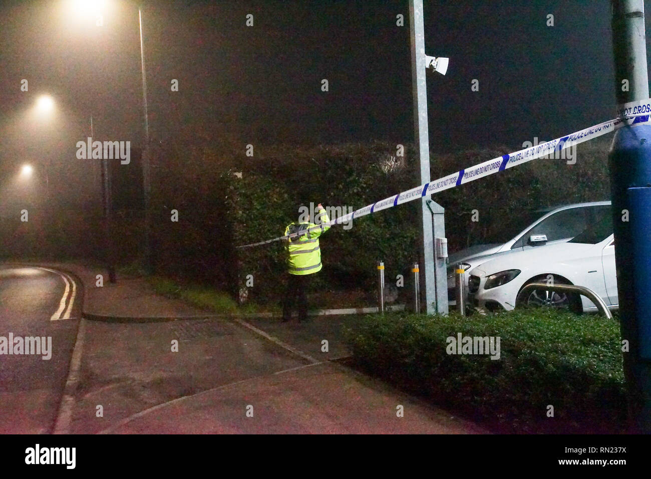 Kent, Regno Unito. 16 feb 2019. La polizia di questa sera sono state studiando in seguito riportato un accoltellato in Tonbridge presso la Mercedes Benz dealer in città, Forensic team sono stati visti per essere raccolta di elementi di prova fino a tarda sera. Credito: Duncan Penfold/Alamy Live News Foto Stock