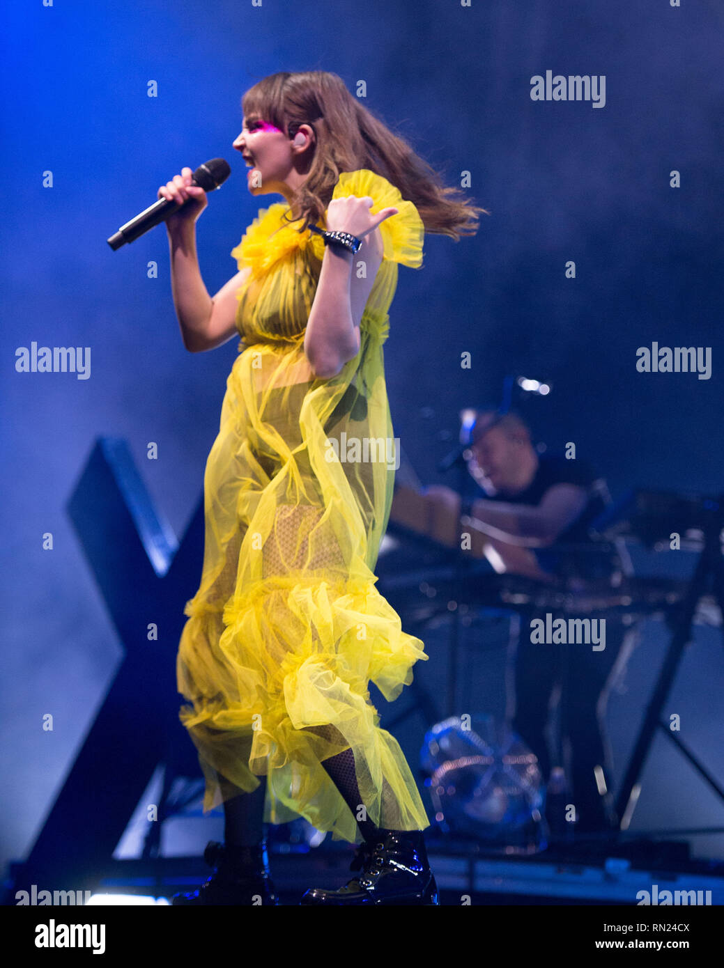 Glasgow, Regno Unito. Il 16 febbraio 2019. Lauren Mayberry da pop band Chvrches in concerto al SSE Idro Arena di Glasgow. Credito: Colin Fisher/Alamy Live News Foto Stock